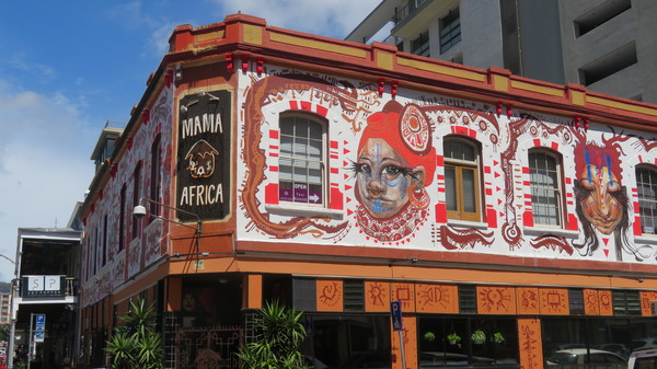 The few African restaurants in downtown Cape Town, such as Mama Africa, cater mainly to tourists.